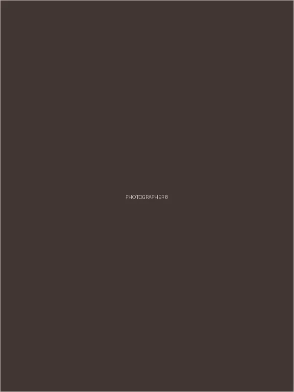 在自然光下拍摄的 尤物 模特，姿态优雅而舒展